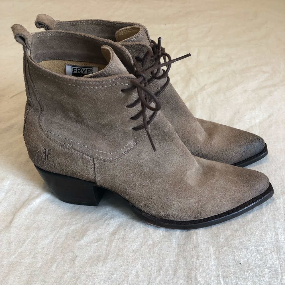 Frye Sacha Lace Up Bootie Suede Ash Size 9.